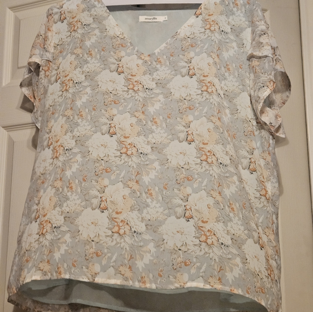 NWOT Flowy Amaryllis Top